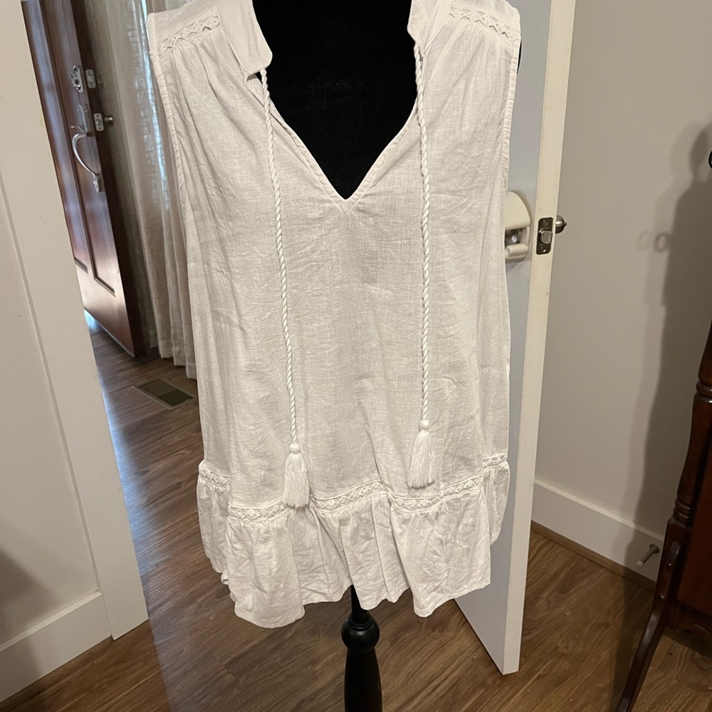 Crown & Ivy White Top Size Large
